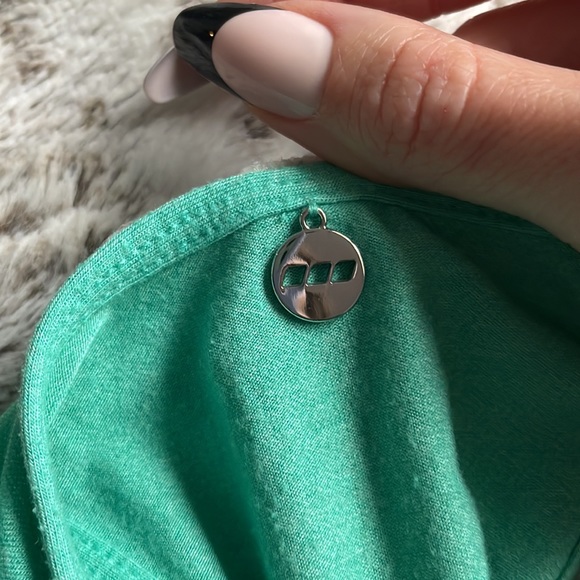 LORNA JANE Twist Back Graphic Tank - Picture 3 of 3